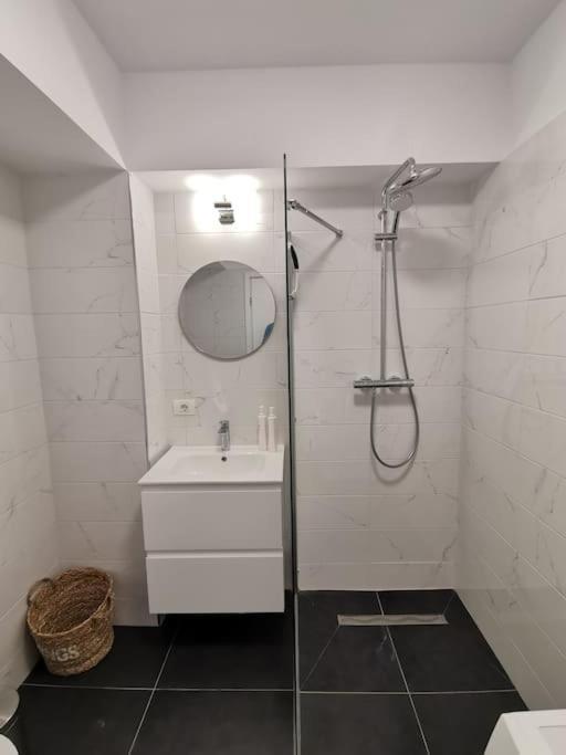 Apartment Center - 404 *