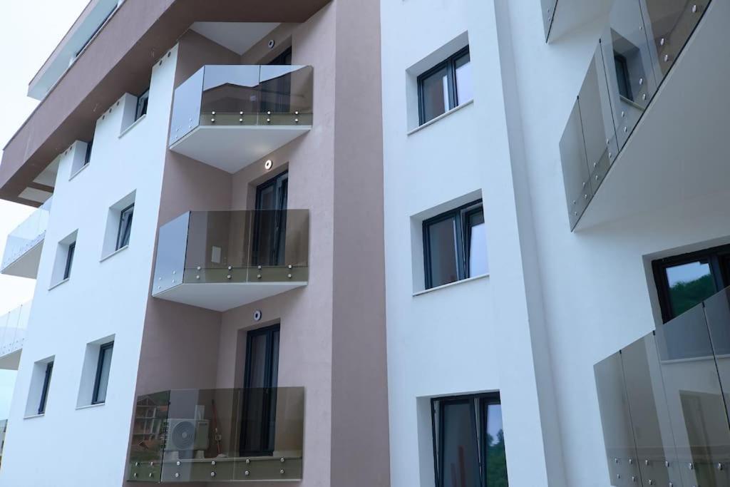 Apartment Center - 404